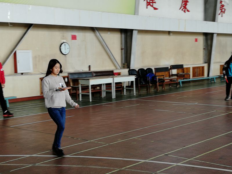 颠球的同学们努力比赛