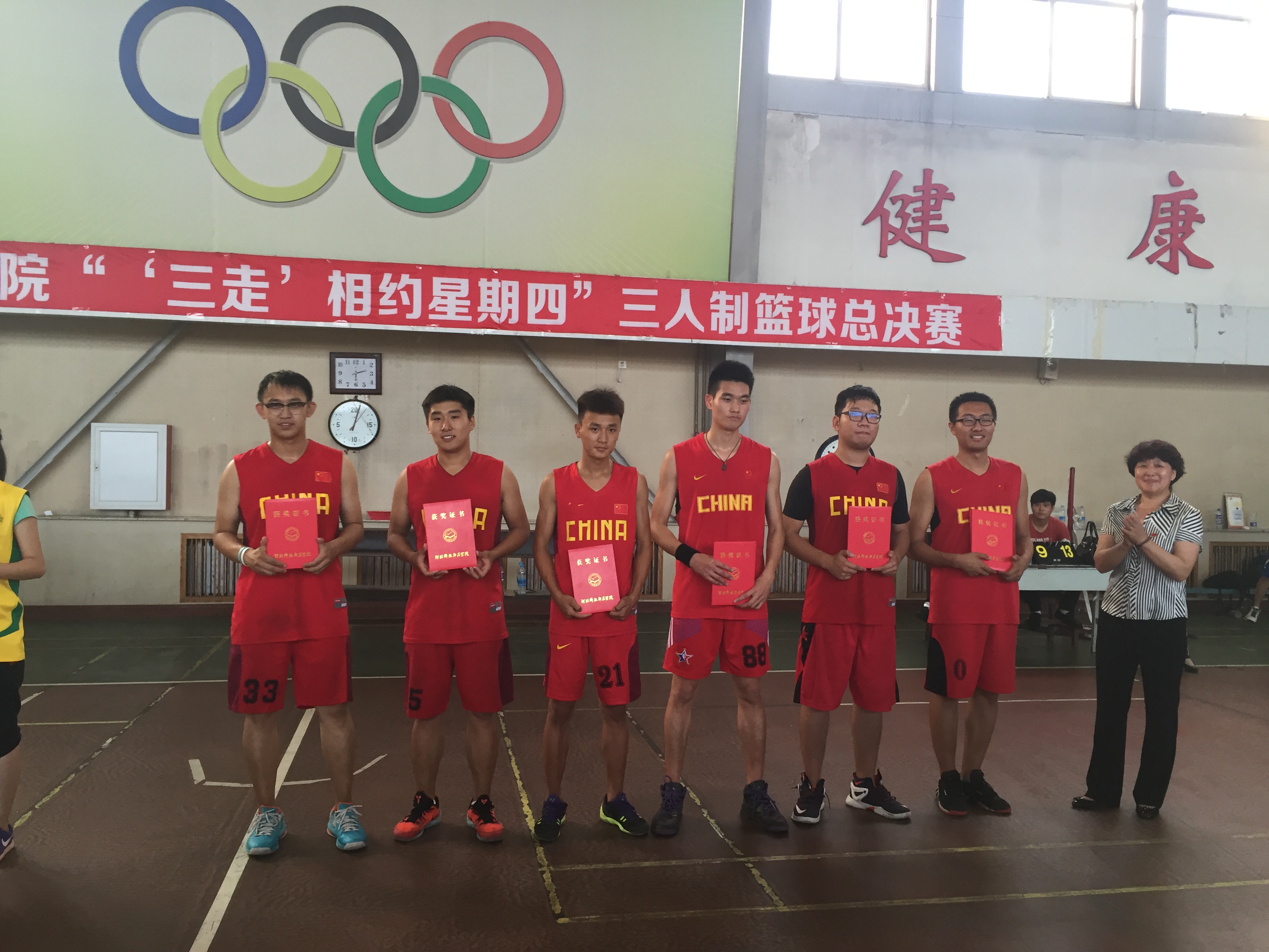 学生处领导为冠军颁奖